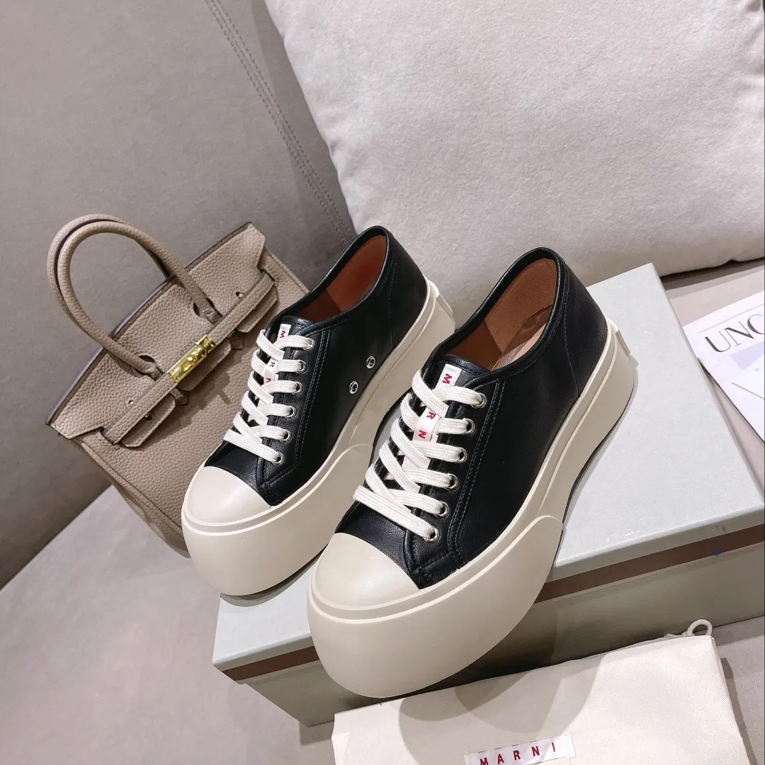 👟👟Ex-factory price 480👟👟Higher version of Marni Mani, popular online celebrity, Taobao, popular single model in physical stores! The lines of this shoe are very smooth. The round toe is a bit exaggerated, but you will know when you try it on. This thick and round shoe actually makes your legs very slim and long. The original version is reproduced in a one-to-one ratio, and the material is also one-to-one. It feels good on your feet! Fabric: Imported wool twill (grained calfskin) Lining: Imported sheepskin lining Size: 35 to 40 Outsole: T 👟👟 Factory price U Color: White cloth, black cloth, black leather, white leather, gray leather